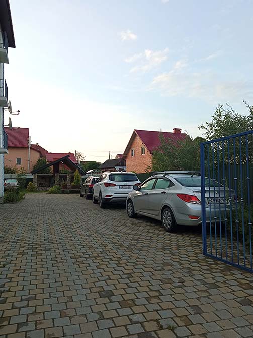 Територія та під'їзд до вілли Woodman